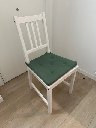 Mesa de comedor y 4 sillas.