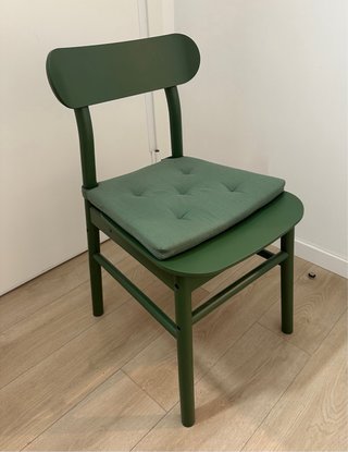 Mesa de comedor y 4 sillas.