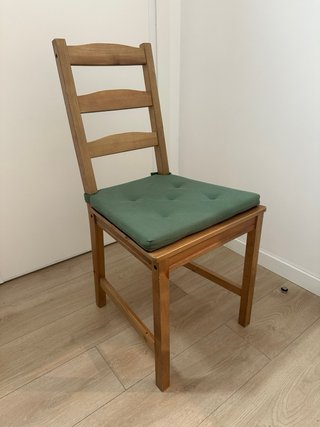 Mesa de comedor y 4 sillas.
