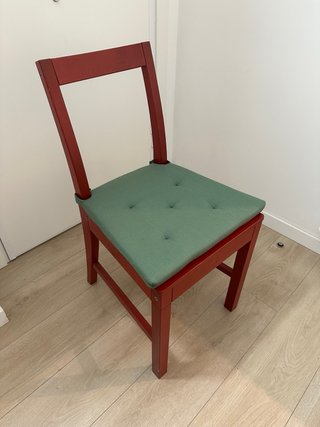 Mesa de comedor y 4 sillas.