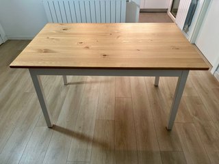 Mesa de comedor y 4 sillas.