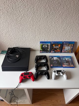 PS4 Pro con 4 mandos y 5 juegos