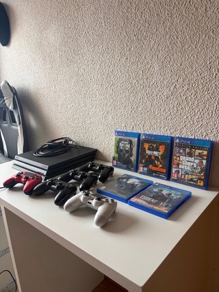 PS4 Pro con 4 mandos y 5 juegos