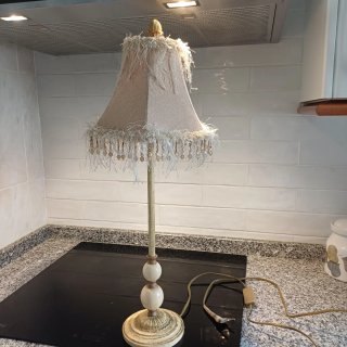 Lámpara de mesa beige y dorada