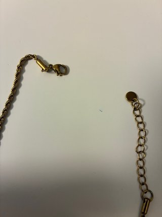 Cadena dorada con colgante de cruz