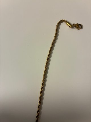 Cadena dorada con colgante de cruz