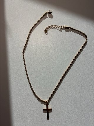 Cadena dorada con colgante de cruz