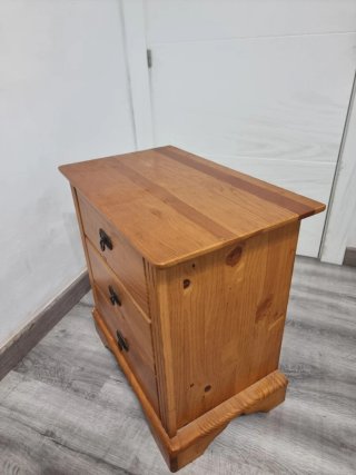 Mesa de noche de madera con 3 cajones