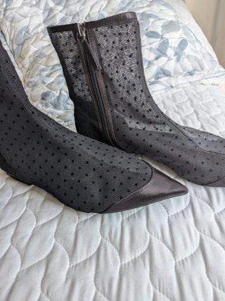 Botines transparentes de lunares negros