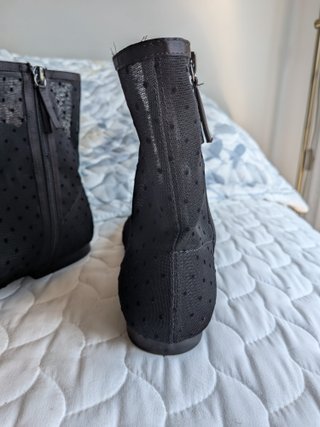 Botines transparentes de lunares negros