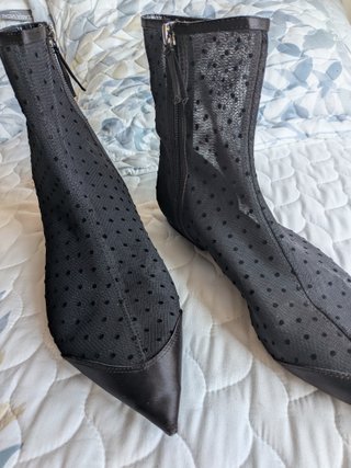 Botines transparentes de lunares negros