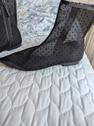 Botines transparentes de lunares negros