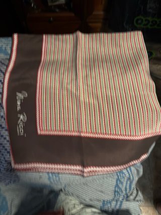 Pañuelo Nina Ricci Marrón y Rojo