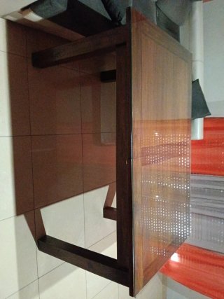 Mesa de madera natural con cristal, extensible