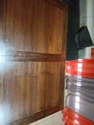 Mesa de madera natural con cristal, extensible