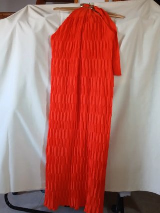 Vestido rojo con detalle de anilla