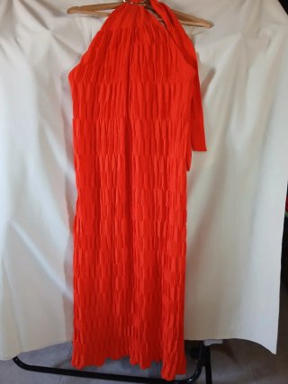 Vestido rojo con detalle de anilla
