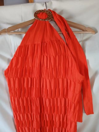 Vestido rojo con detalle de anilla