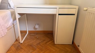 Mesa de escritorio blanca con cajón y armario