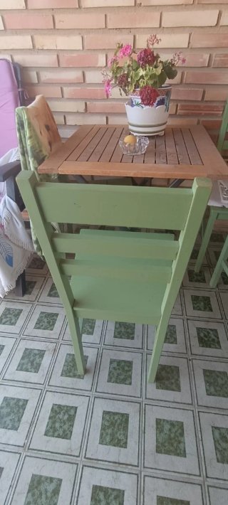 4 Sillas de madera verdes