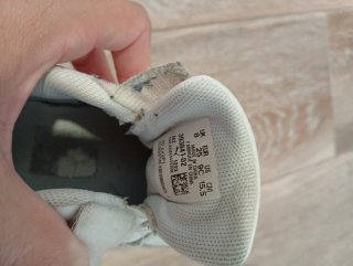 Zapatillas niño blancas y negras
