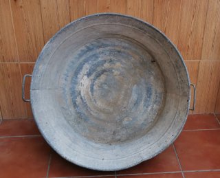 Barreño metálico antiguo