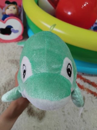 Peluche de delfín verde brillante