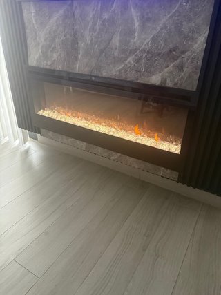 Chimenea moderna  y multicolor con calefacción