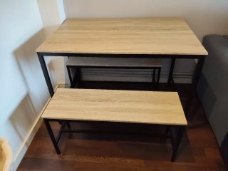 Mesa comedor con 2 bancos madera y metal