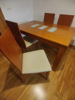 Mesa de comedor con 4 sillas