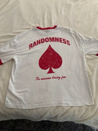 Camiseta blanca con detalle de espada