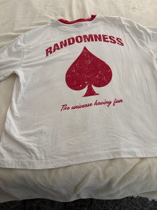 Camiseta blanca con detalle de espada