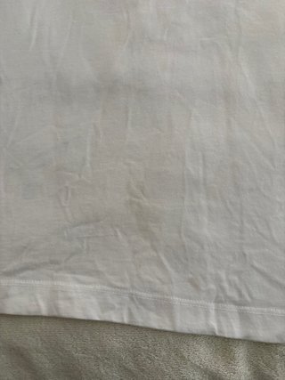 Camiseta blanca con detalle de espada