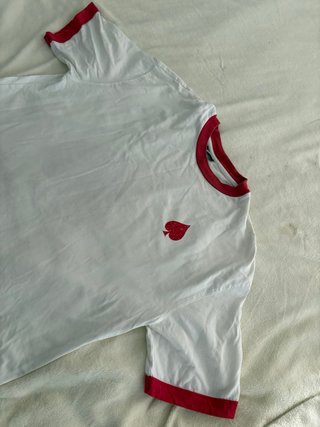 Camiseta blanca con detalle de espada