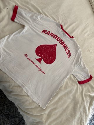 Camiseta blanca con detalle de espada