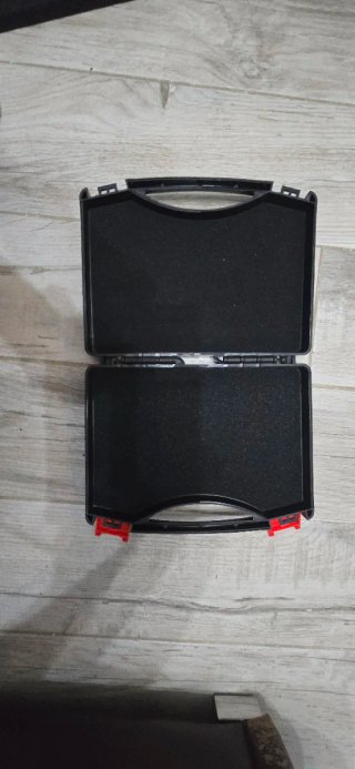 Maletín negro y rojo