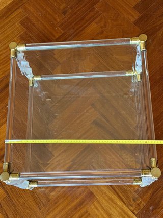 Mesas de cristal biselado, metacrilato y metal.