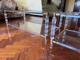 Mesas de cristal biselado, metacrilato y metal.