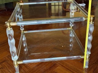 Mesas de cristal biselado, metacrilato y metal.