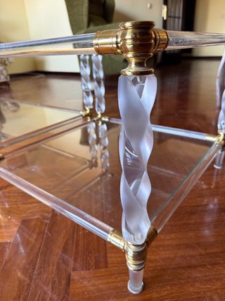 Mesas de cristal biselado, metacrilato y metal.