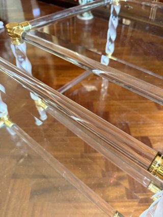 Mesas de cristal biselado, metacrilato y metal.