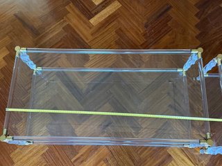 Mesas de cristal biselado, metacrilato y metal.