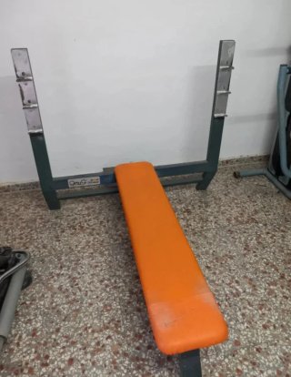 Gimnasio casero completo. Bancos de pesas y rack