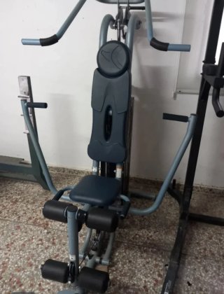 Gimnasio casero completo. Bancos de pesas y rack