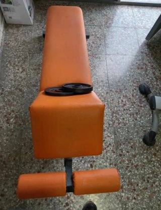 Gimnasio casero completo. Bancos de pesas y rack