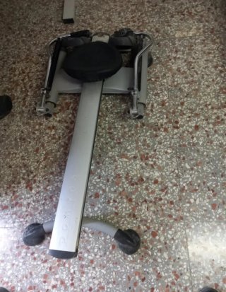 Gimnasio casero completo. Bancos de pesas y rack