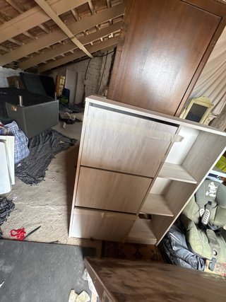 Zapatero de madera gris