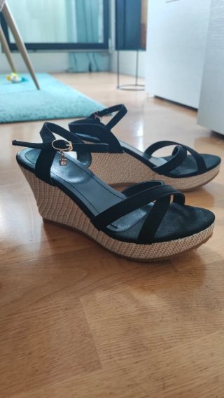 Sandalias cuña negras y beige T.37