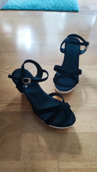 Sandalias cuña negras y beige T.37