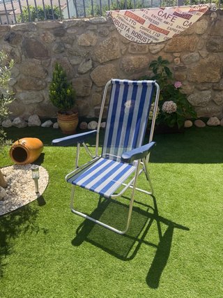 Silla plegable de verano azul y blanca